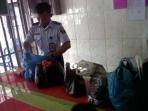 20140820_093452_petugas-rutan-dumai-memeriksa-barang-bawaan-para-tamu-tahanan.jpg