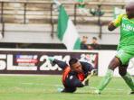 20140821_111812_striker-persebaya-surabaya-emmanuel-kenmogne.jpg