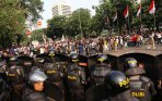 20140821_172357_polisi-bubarkan-demonstran-pendukung-prabowo-hatta.jpg