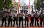 20140821_173300_polisi-bersiaga-di-gedung-mk.jpg