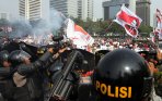 20140821_174935_polisi-bubarkan-massa-pendukung-prabowo.jpg
