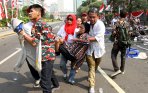 20140821_175412_polisi-bubarkan-massa-pendukung-prabowo.jpg