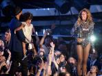20140825_112955_jay-z-dan-baby-blue-vanguard-award.jpg