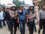 20140827_130729_seorang-pria-diamankan-polisi-saat-eksekusi-rumah-di-siring-agung.jpg