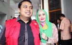 20140827_151640_eddies-adelia-dampingi-suami-sidang-penipuan.jpg