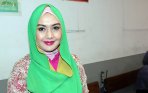 20140827_151901_eddies-adelia-dampingi-suami-sidang-penipuan.jpg