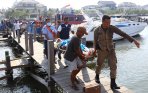 20140827_165548_evakuasi-korban-kebakaran-kapal-paus.jpg