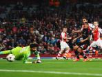 20140828_030702_alexis-sanchez-cetak-gol-ke-gawang-besiktas.jpg
