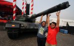 20140829_160356_warga-berfoto-di-depan-tank-leopard.jpg
