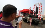 20140829_160643_warga-berfoto-di-depan-tank-leopard.jpg