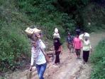 20140830_072623_sejumlah-warga-berjalan-kaki-di-dusun-bolalangiri.jpg