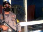 20140901_154302_polisi-berjaga-di-lokasi-pengrusakan-rumah-pelaku-pembunuhan-di-kota-baubau.jpg