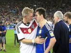 20140902_074626_bastian-schweinsteiger-dan-lionel-messi.jpg