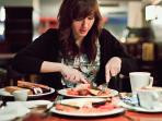 20140903_104604_o-woman-eating-facebook.jpg
