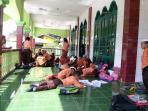 20140905_232034_siswa-belajar-dengan-lesehan-di-masjid.jpg