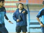 20140907_191347_pelatih-timnas-indonesia-u-23-aji-santoso-latihan-fisik.jpg