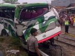 20140908_083158_bus-tertabrak-kereta.jpg