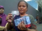 20140908_135907_selvi-34-dengan-uang-pencairan-kartu-jakarta-pintar-kjp.jpg