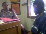 20140908_142524_kapolsek-cisarua-kompol-wowon-haryono-periksa-tersangka-pembunuhan.jpg