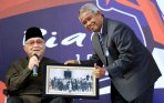 20140908_161140_djohar-arifin-bersama-maulwi-saelan-buka-piala-soeratin-2014.jpg