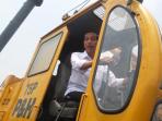 20140910_141941_20140910_joko-widodo_duduk-di-alat-berat.jpg