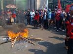 20140911_153548_demo-bakar-ban-ruu-pilkada-nih2.jpg
