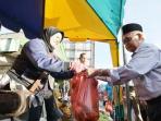 20140913_162335_belanja-di-pasar-gubernur-aceh-disapa-warga-dikira-jk.jpg