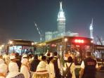 20140913_175735_jamaah-haji-antre-naik-bus.jpg
