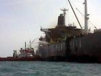 20140916_095123_kapal-tanker-pertamina-terbakar-di-perairan-kotabaru.jpg