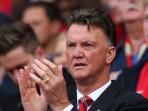 20140917_235306_louis-van-gaal-tepuk-tangan.jpg