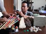 20140922_095022_bambang-wiratno-menghaluskan-batu-akik.jpg