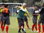 20140924_002428_alfred-riedl-memberi-instruksi.jpg
