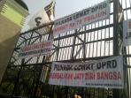 20140925_141320_spanduk-penolakan-pilkada-lewat-dpr.jpg