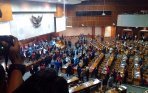 20140926_173720_sidang-paripurna-ricuh.jpg