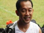 20140927_001701_pelatih-timnas-indonesia-u-23-aji-santoso-tertawa.jpg