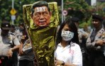 20140930_130224_demonstran-bawa-replika-piala-bapak-anti-demokrasi-award.jpg