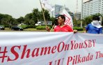 20140930_130542_demonstran-bawa-replika-piala-bapak-anti-demokrasi-award.jpg