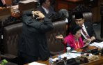 20141002_040000_paripurna-pemilihan-pimpinan-dpr-ri-rusuh.jpg