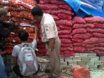 20141002_093113_bawang-ilegal-di-dumai.jpg