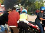 20141003_072445_warga-dan-polisi-ketika-mengamankan-pencuri.jpg