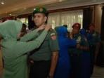 20141004_000455_kenaikan-pangkat-tni-dilakukan-istrinya.jpg