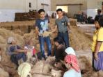 20141005_115749_aiski-ady-indra-pawennari-sedang-memeriksa-kualitas-coco-fiber.jpg
