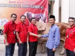 20141005_122413_direktur-utama-telkomsel-alex-j-sinaga-sumbang-sapi.jpg