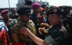 20141007_154648_panglima-tni-lakukan-upacara-pembaretan-29-gubernur.jpg