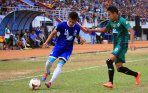 20141007_170706_ahmad-nufiandani-berebut-bola-dengan-wahyu-gunawan.jpg