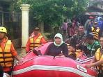 20141008_142553_warga-desa-garot-mengungsi-akibat-banjir.jpg