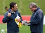 20141010_021614_gary-neville-roy-hodgson.jpg