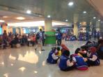 Suasana Bandara SMB II yang Disesaki Penumpang karena Penerbangan Terganggu Kabut Asap