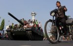 20141012_191219_warga-naik-tank-leopard-milik-tni-ad.jpg