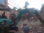 20141013_121931_sebanyak-30-lebih-bangunan-liar-yang-berdiri.jpg